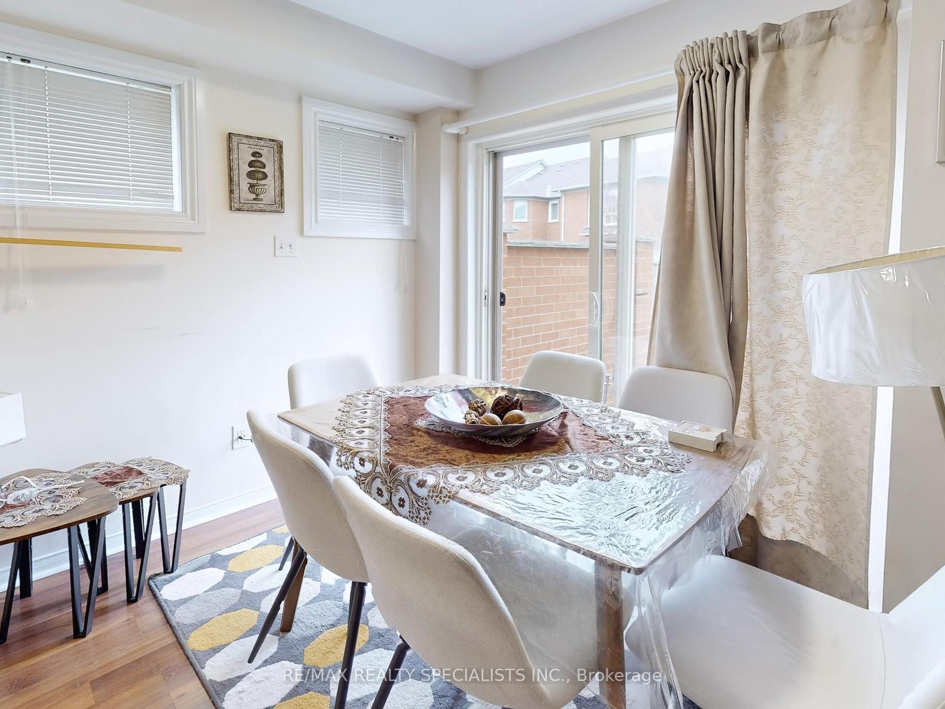 3 Bedrooms Condo at 5223 Fairford,  Mississauga For sale