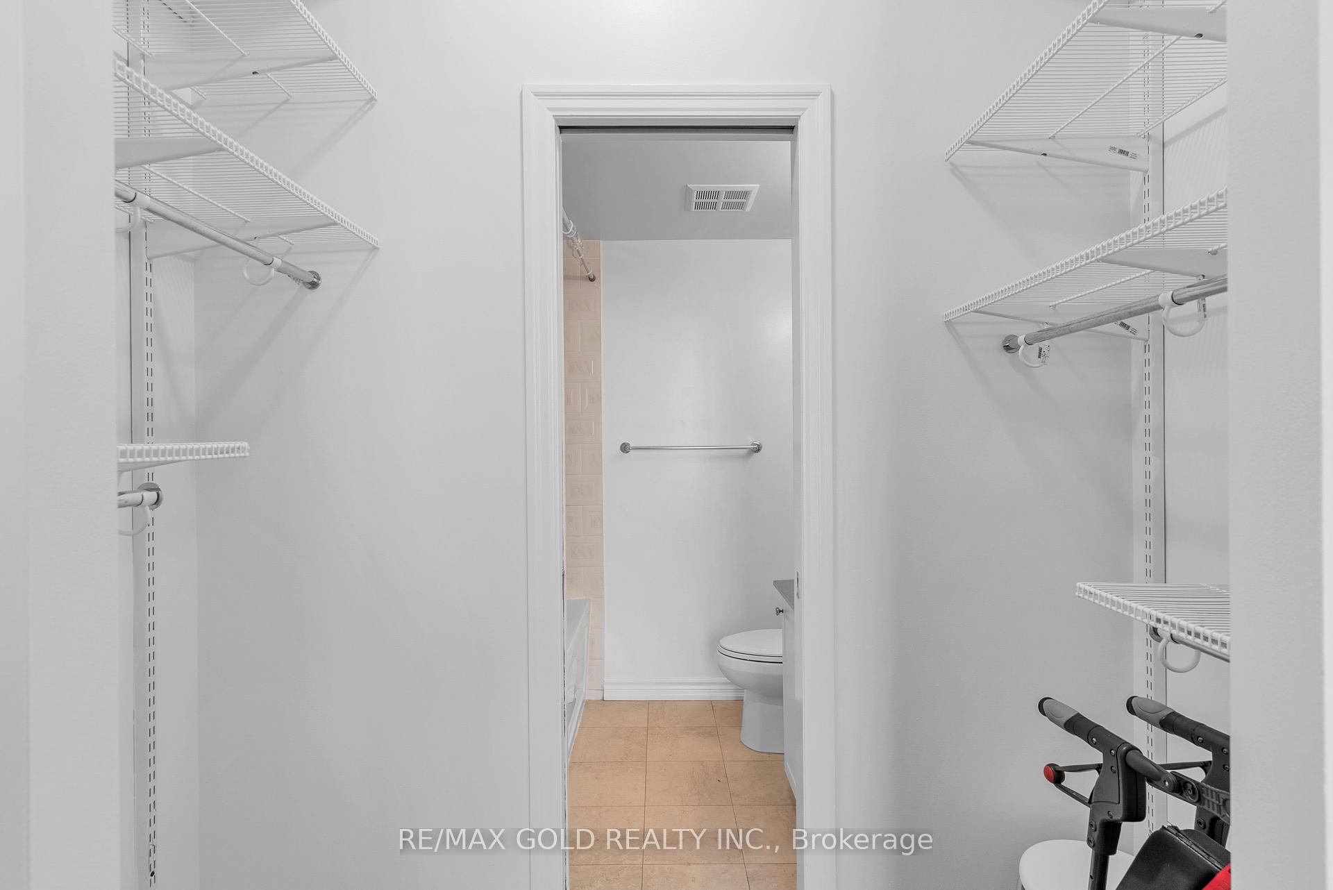 3 Bedrooms Condo at 3939 Duke Of York, Mississauga For sale