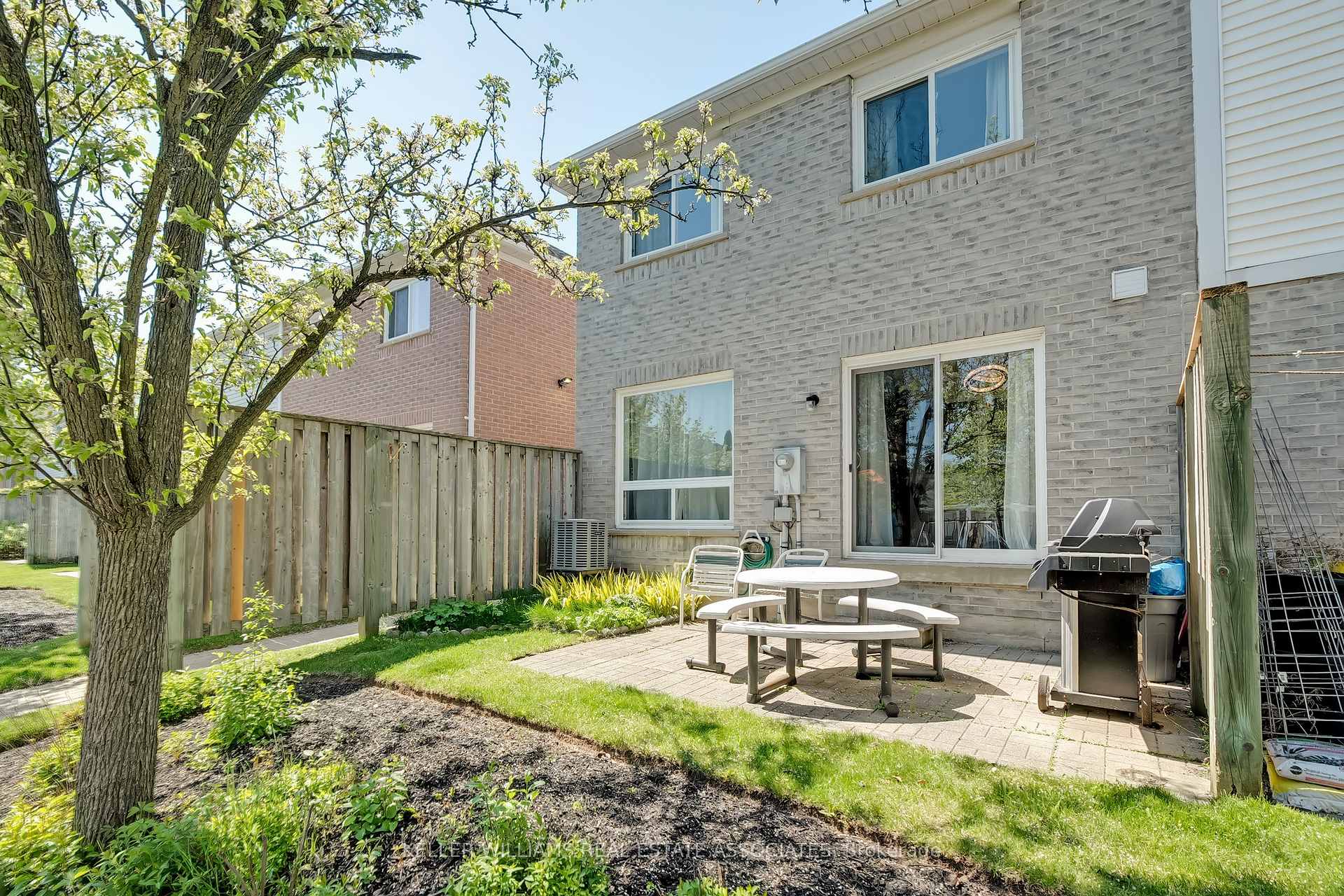 4 Bedrooms Condo at 5305 Glen Erin, Mississauga For sale