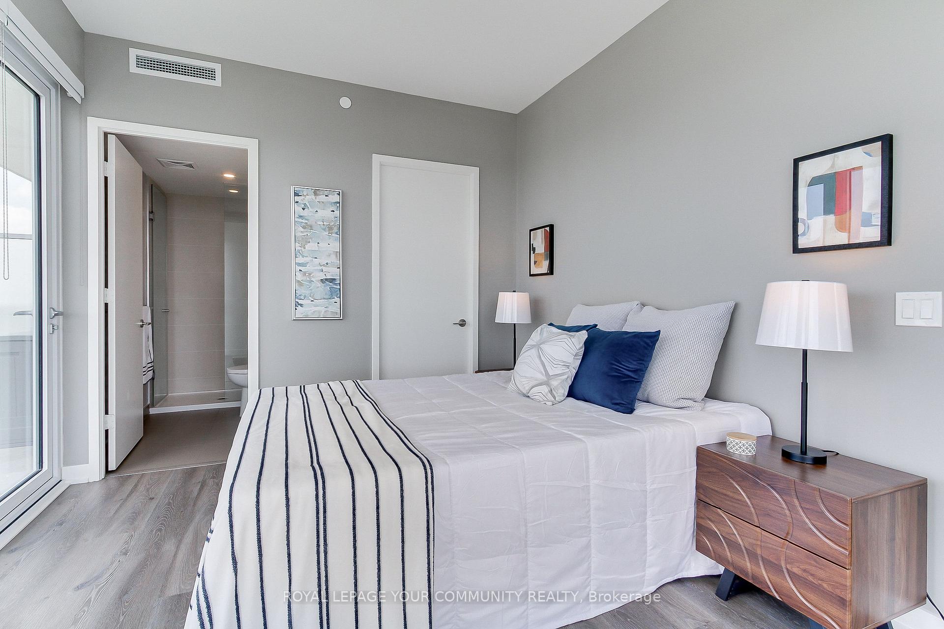 2 Bedrooms Condo at 10 Deerlick, Toronto For sale