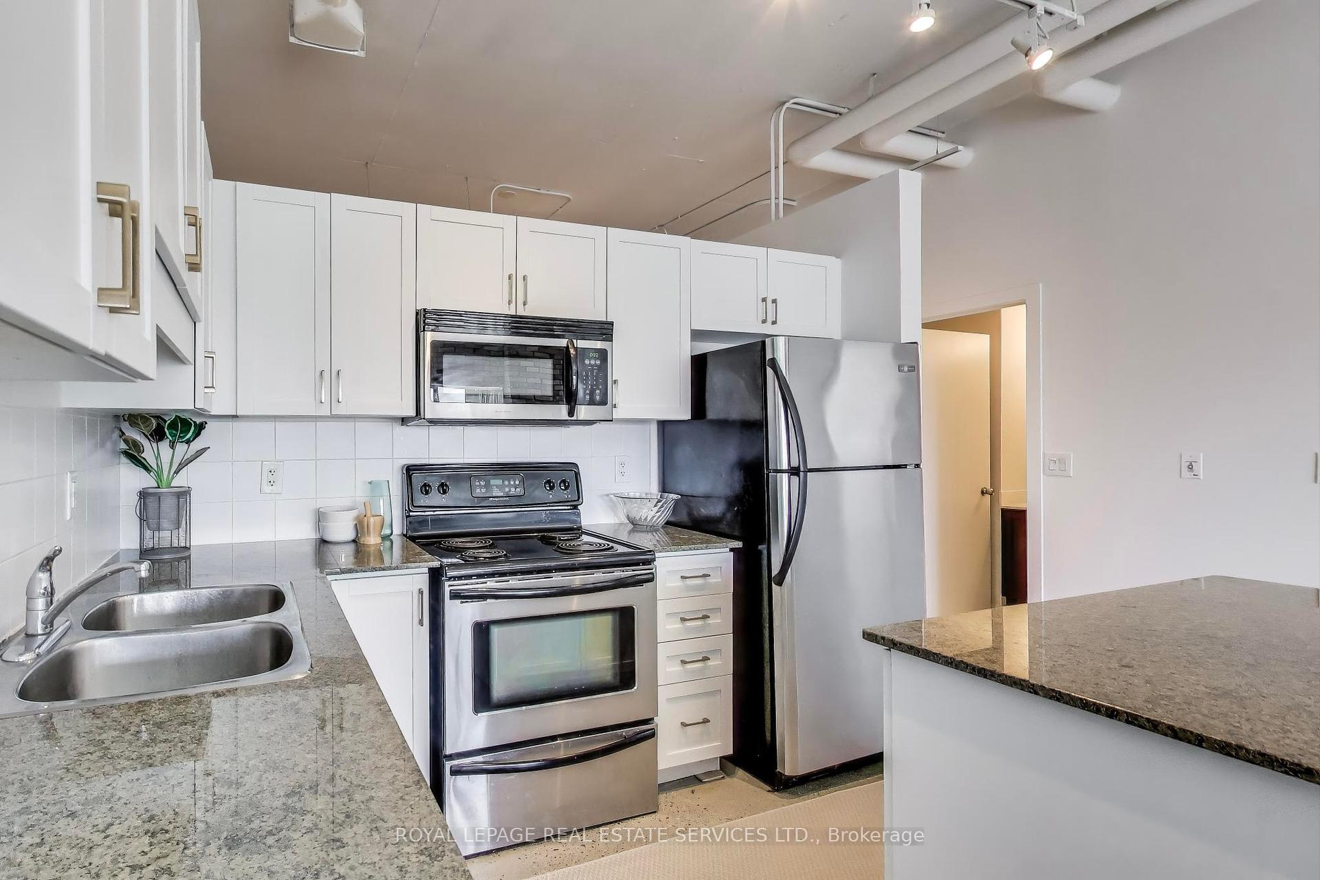 2 Bedrooms Condo at 2 Fieldway,  Toronto For sale