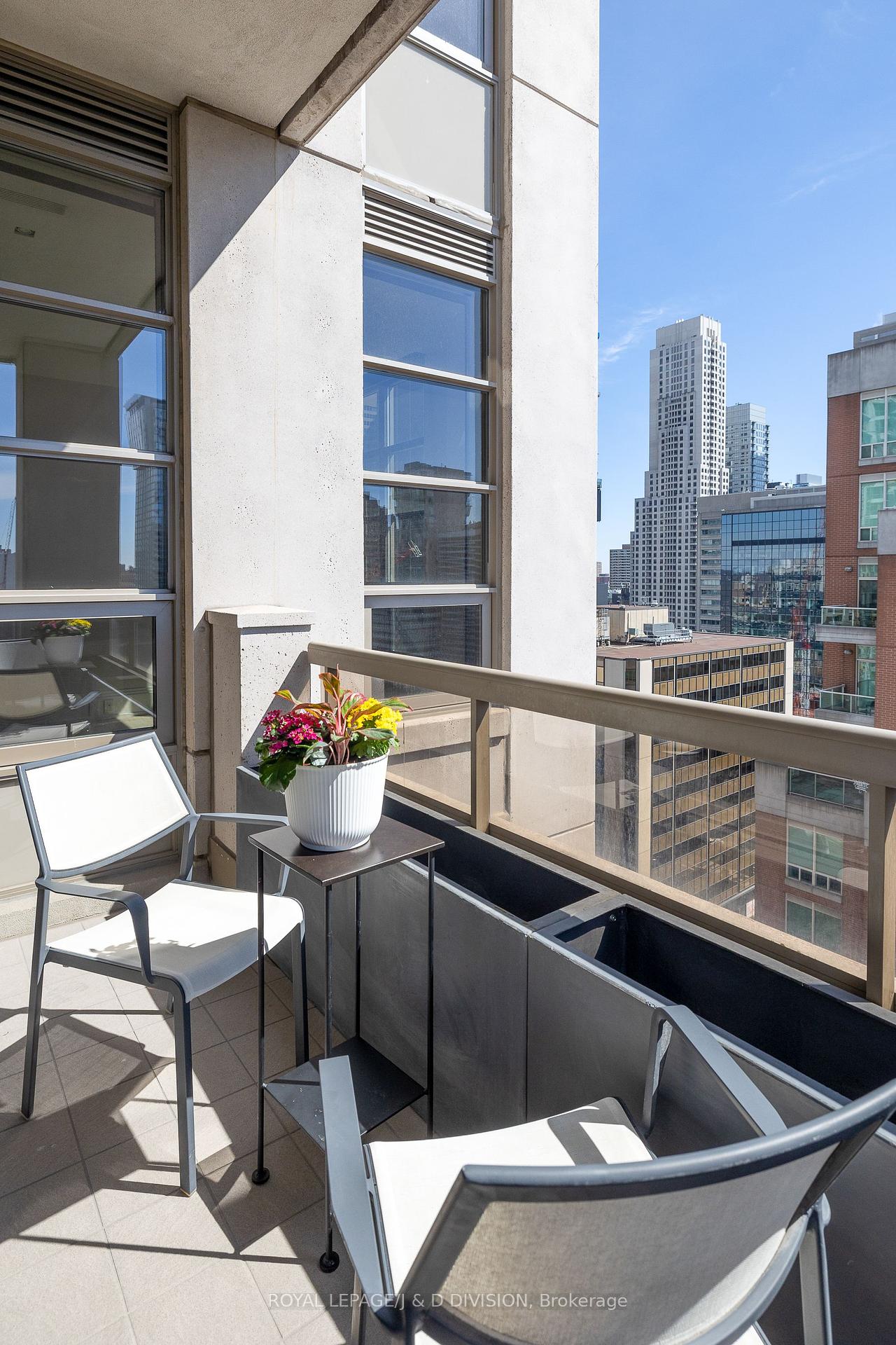 3 Bedrooms Condo at 68 Yorkville,  Toronto For sale