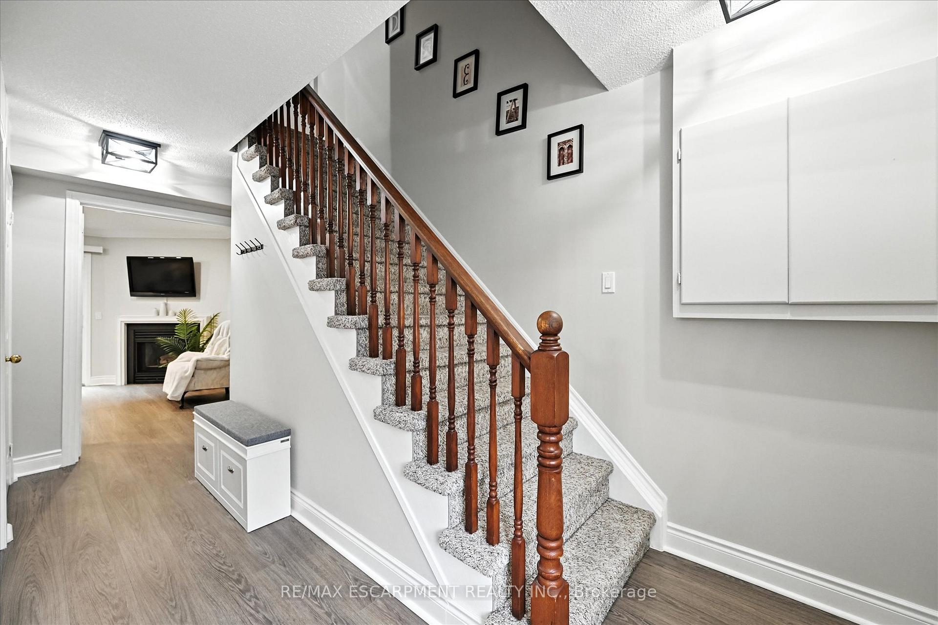 3 Bedrooms Condo at 2110 CLEAVER, Burlington For sale