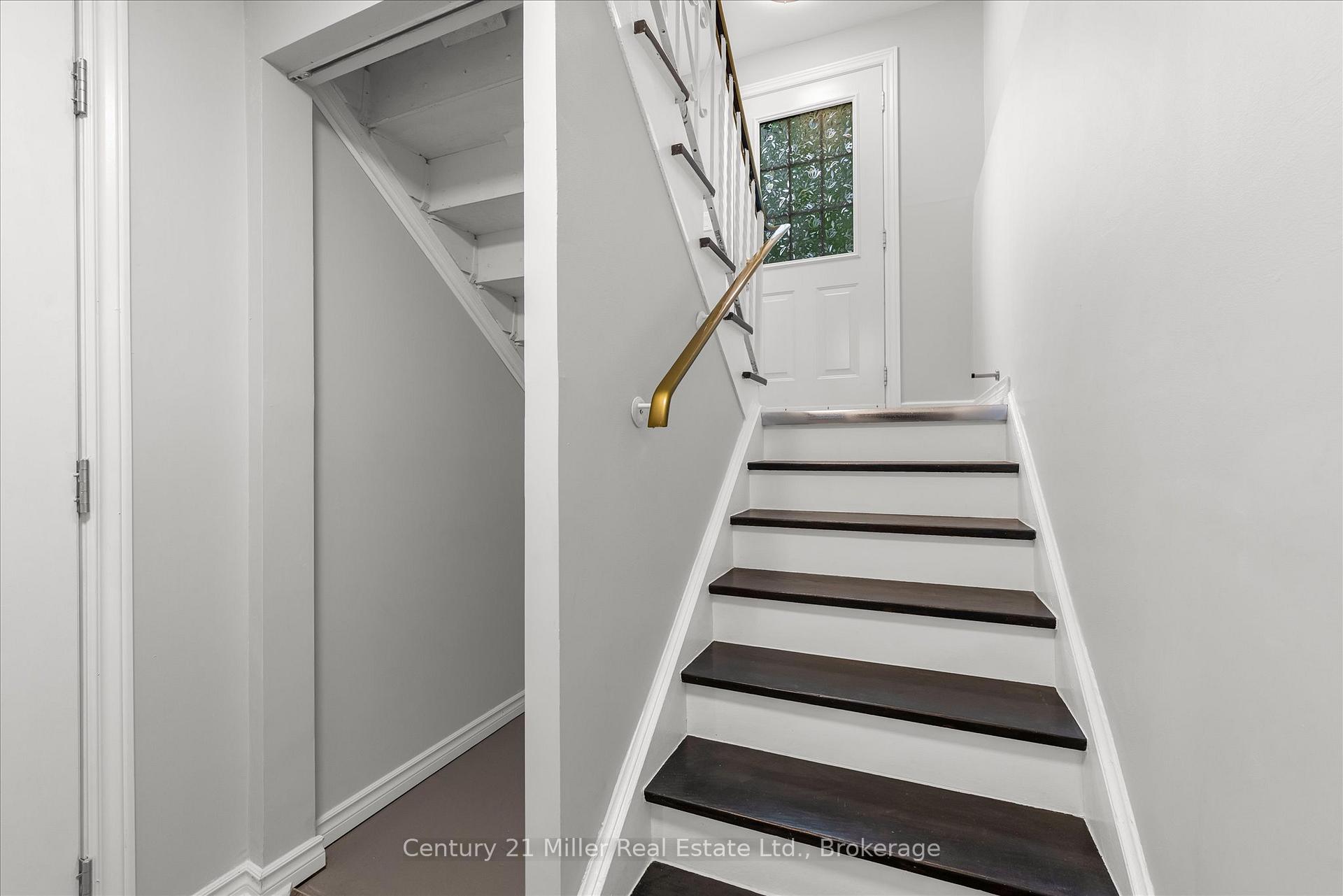 3 Bedrooms Condo at 1531 Westminster, Burlington For sale