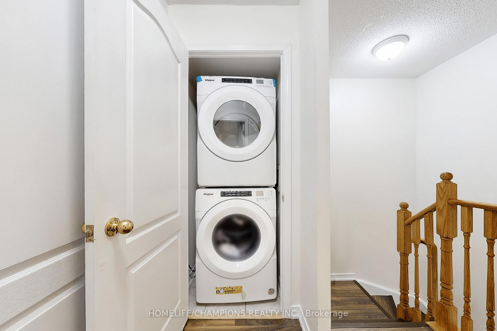 2 Bedrooms Condo at 35 Strangford, Toronto For sale
