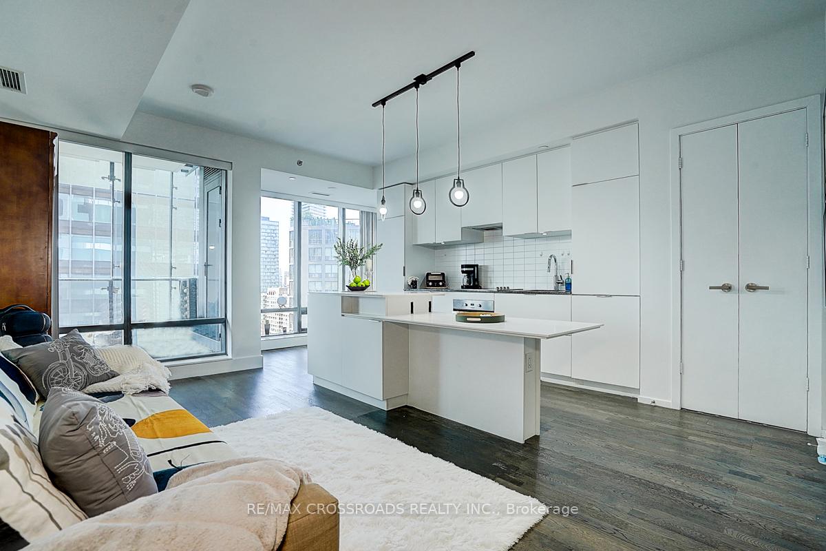 2 Bedrooms Condo at 5 St Joseph, Toronto For sale