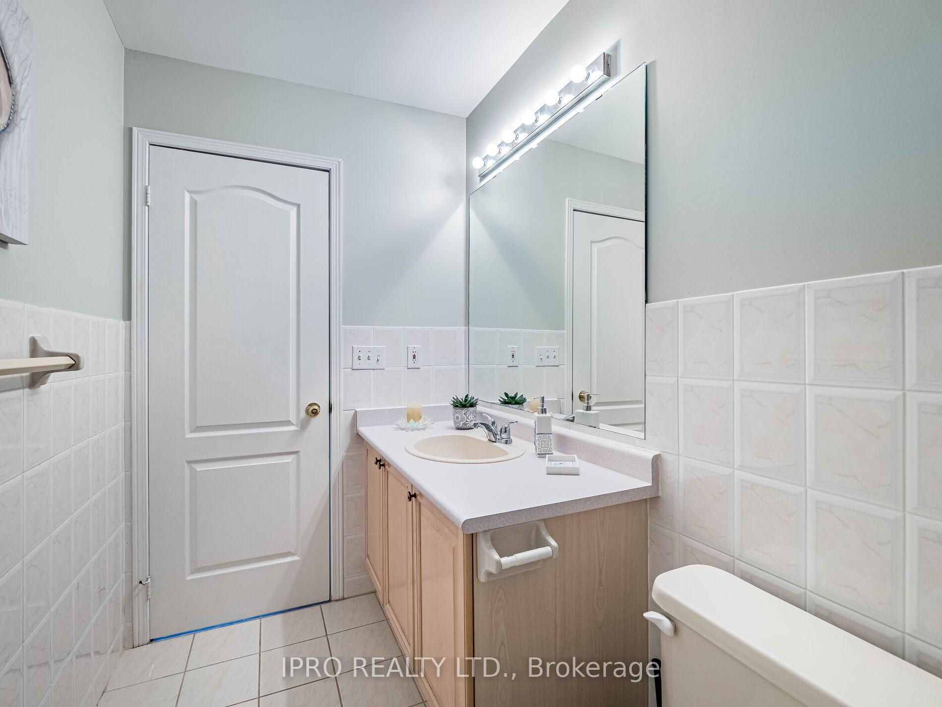 4 Bedrooms Condo at 833 Scollard, Mississauga For sale