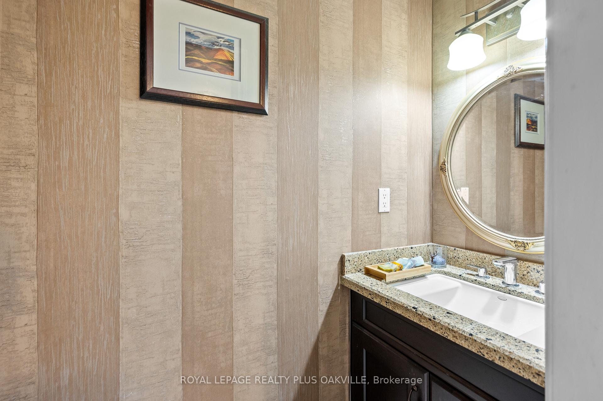 2 Bedrooms Condo at 5255 Lakeshore, Burlington For sale