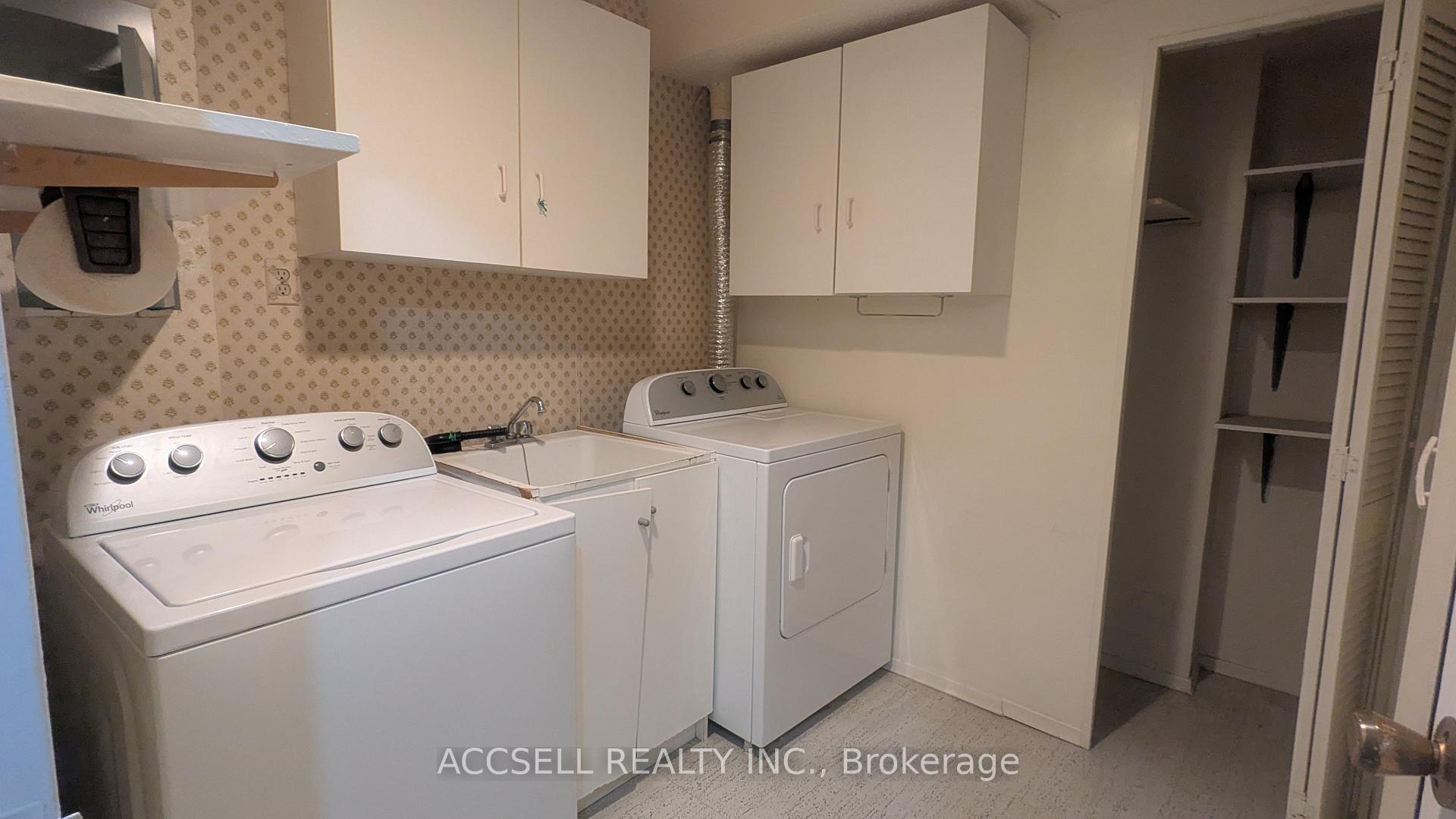 3 Bedrooms Condo at 15 La Rose, Toronto For sale