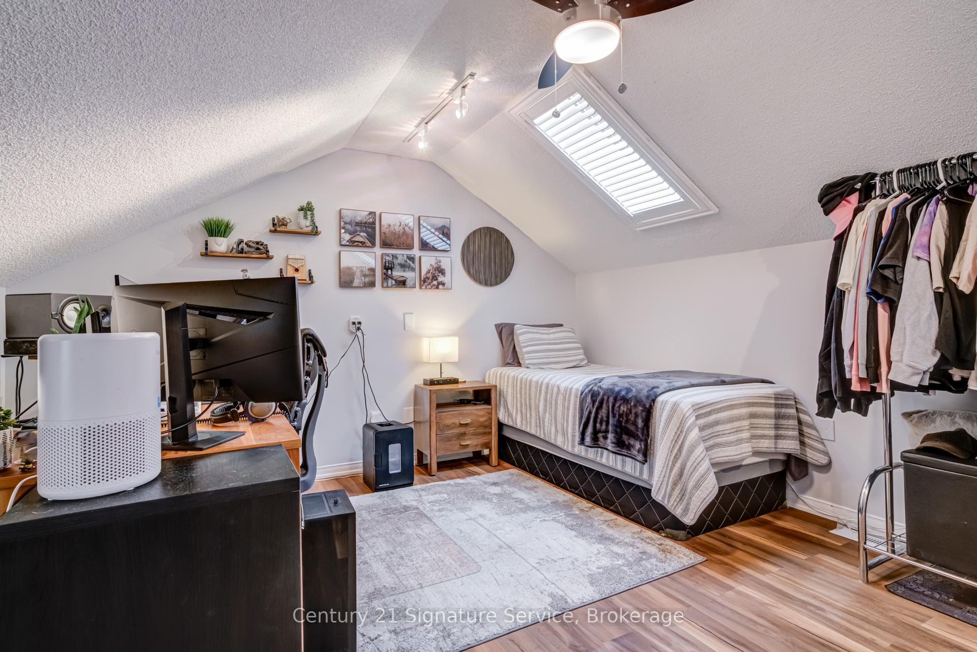 3 Bedrooms Condo at 2230 Walkers, Burlington For sale