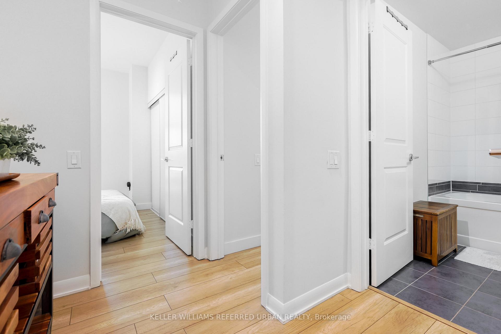 2 Bedrooms Condo at 19 Town Centre, Toronto For sale
