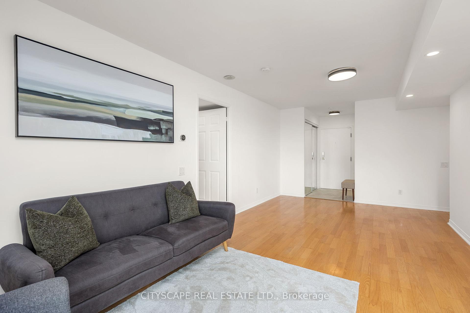 2 Bedrooms Condo at 5 Emerald, Vaughan For sale