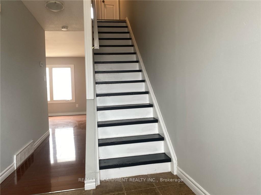 3 Bedrooms Condo at 1025 Upper Gage, Hamilton For sale