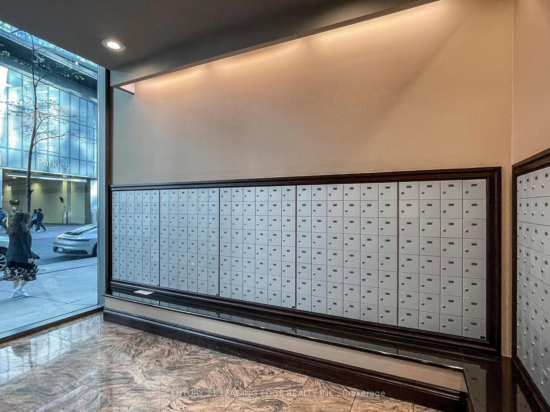 2 Bedrooms Condo at 30 Grand Trunk, Toronto For sale