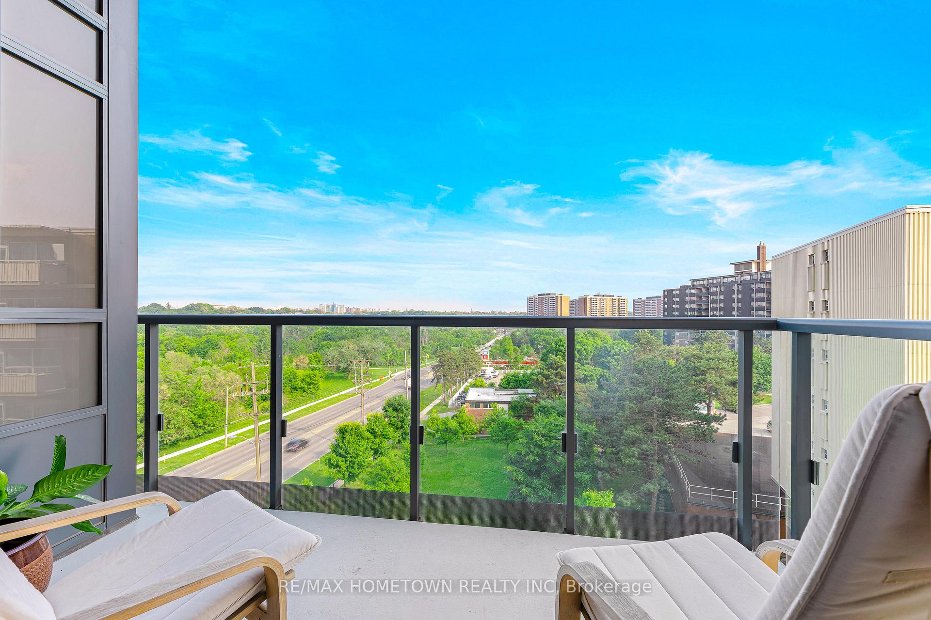 2 Bedrooms Condo at 35 Fontenay, Toronto For sale