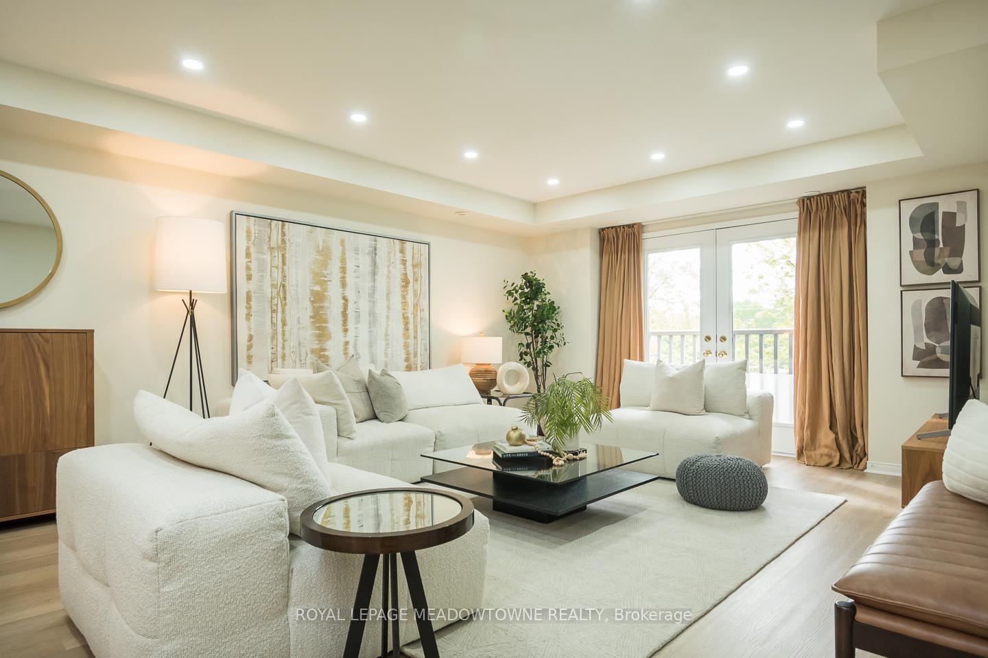 4 Bedrooms Condo at 3355 Thomas, Mississauga For sale