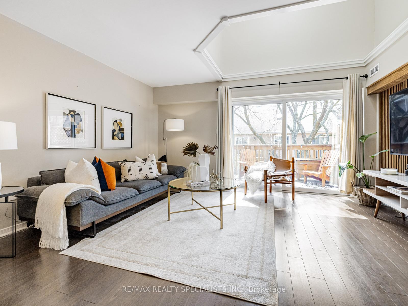 2 Bedrooms Condo at 2055 WALKERS, Burlington For sale
