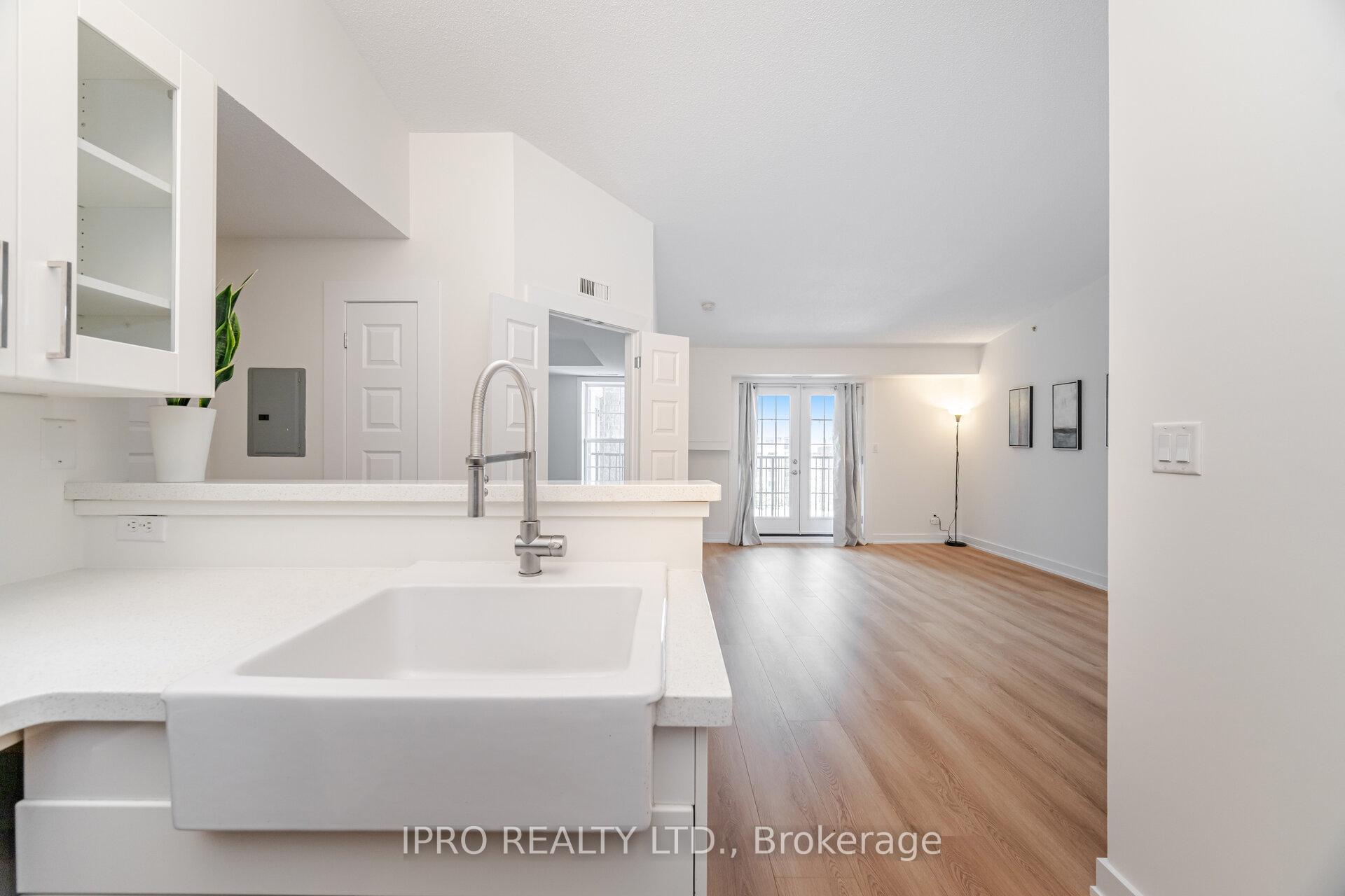 2 Bedrooms Condo at 1411 Walker’s, Burlington For sale