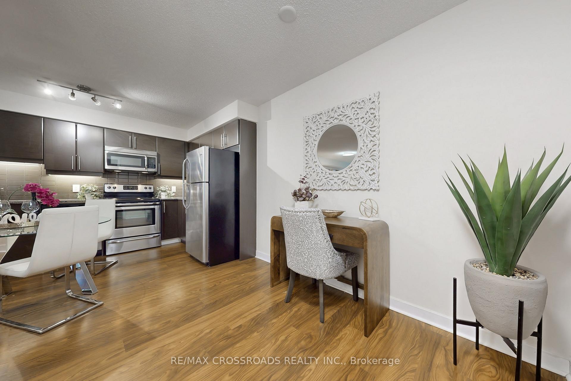 2 Bedrooms Condo at 33 Bay, Toronto For sale