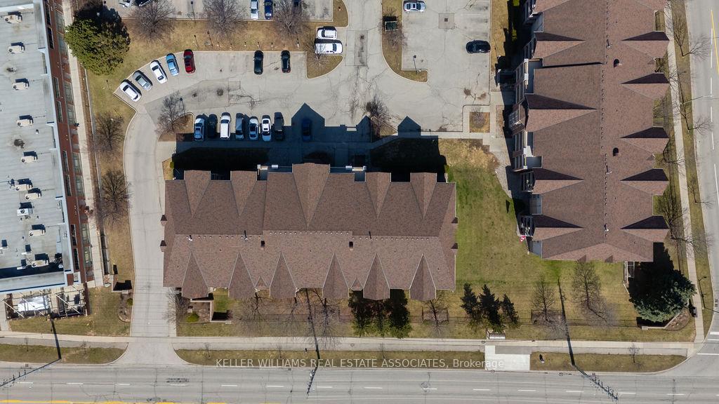 2 Bedrooms Condo at 4003 Kilmer, Burlington For sale