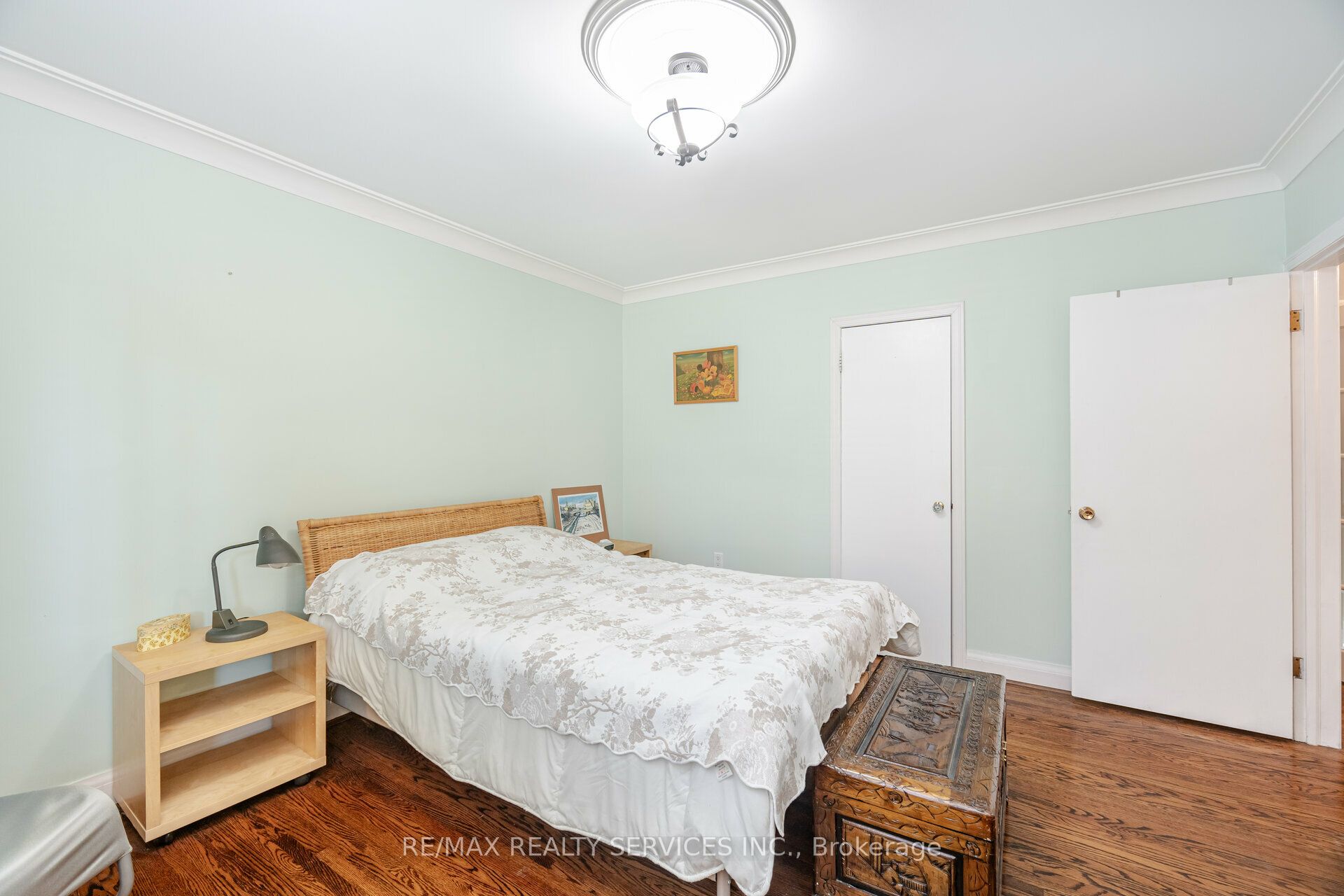 18 Wellington Street W