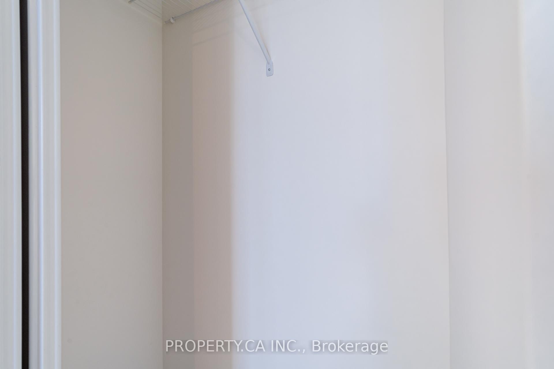2 Bedrooms Condo at 18 Parkview, Toronto For sale