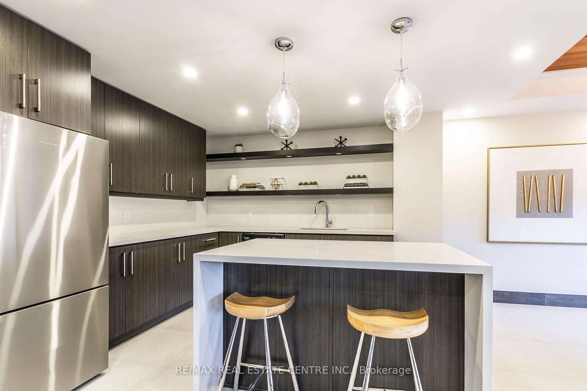 2 Bedrooms Condo at 340 Plains, Burlington For sale