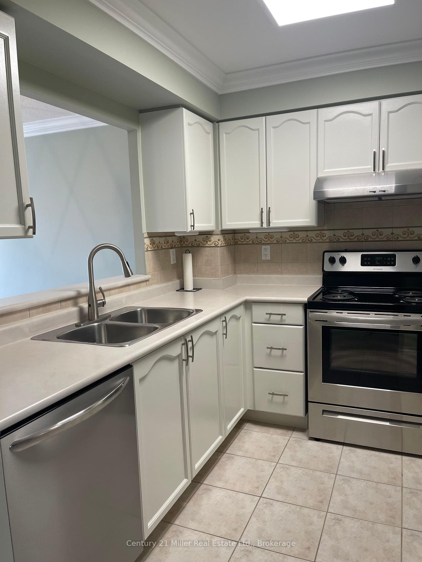 2 Bedrooms Condo at 100 Burloak,  Burlington For sale