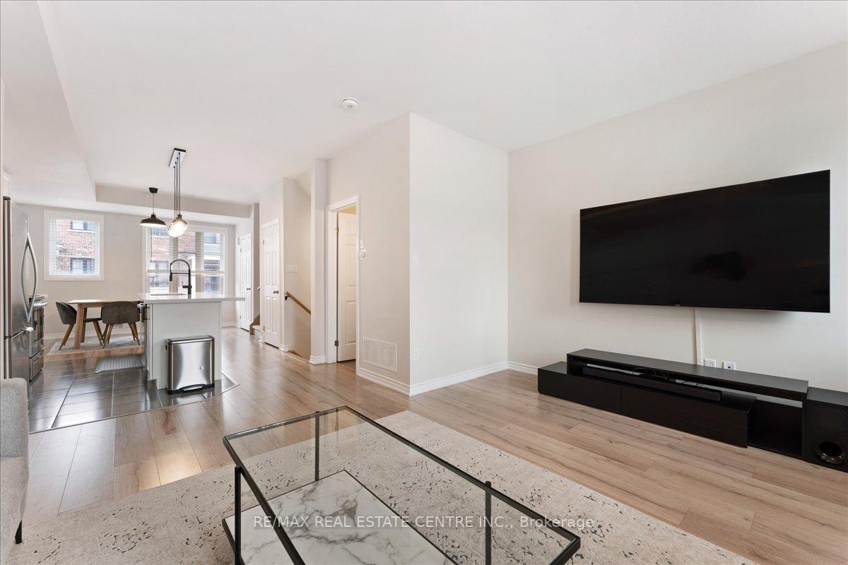 2 Bedrooms Condo at 219 Dundas, Hamilton For sale
