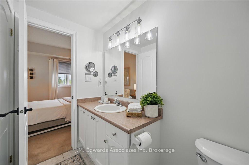 2 Bedrooms Condo at 4006 Kilmer, Burlington For sale