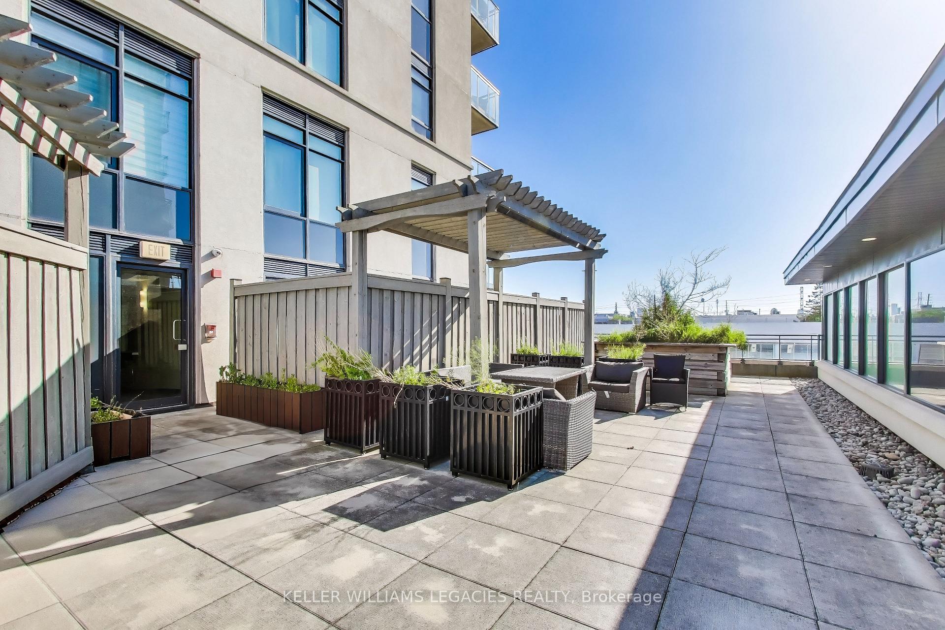 1 Bedroom Condo at 12 Woodstream, Vaughan For sale