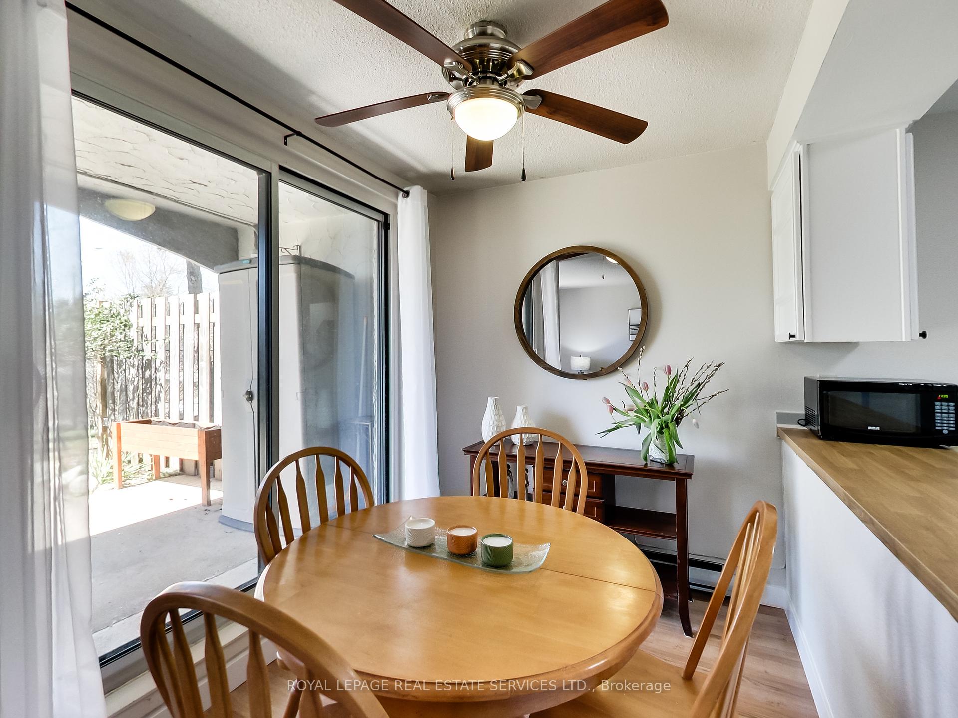 3 Bedrooms Condo at 1008 Falgarwood,  Oakville For sale