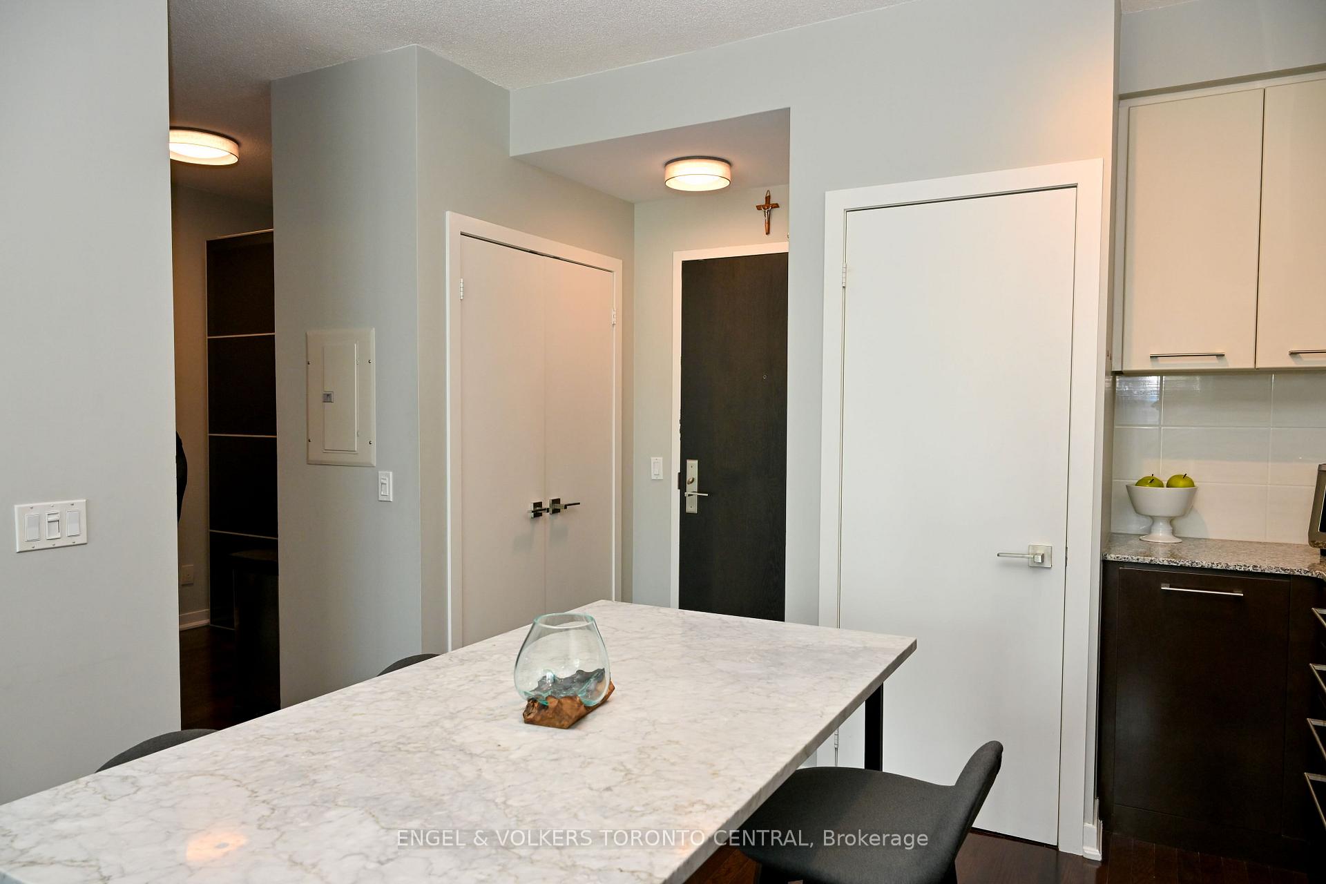 2 Bedrooms Condo at 770 Bay, Toronto For sale