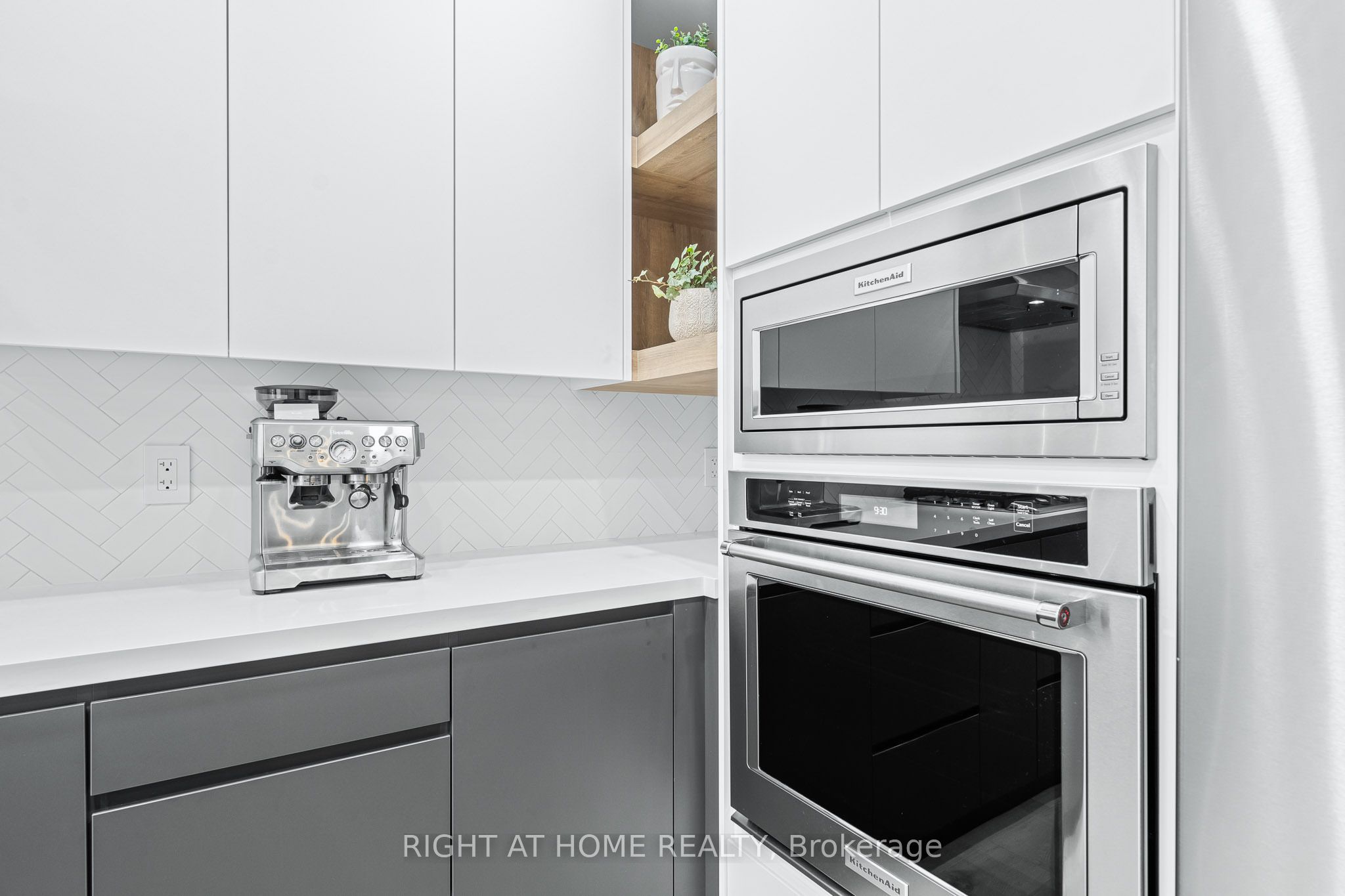8777 Dufferin Street, #13