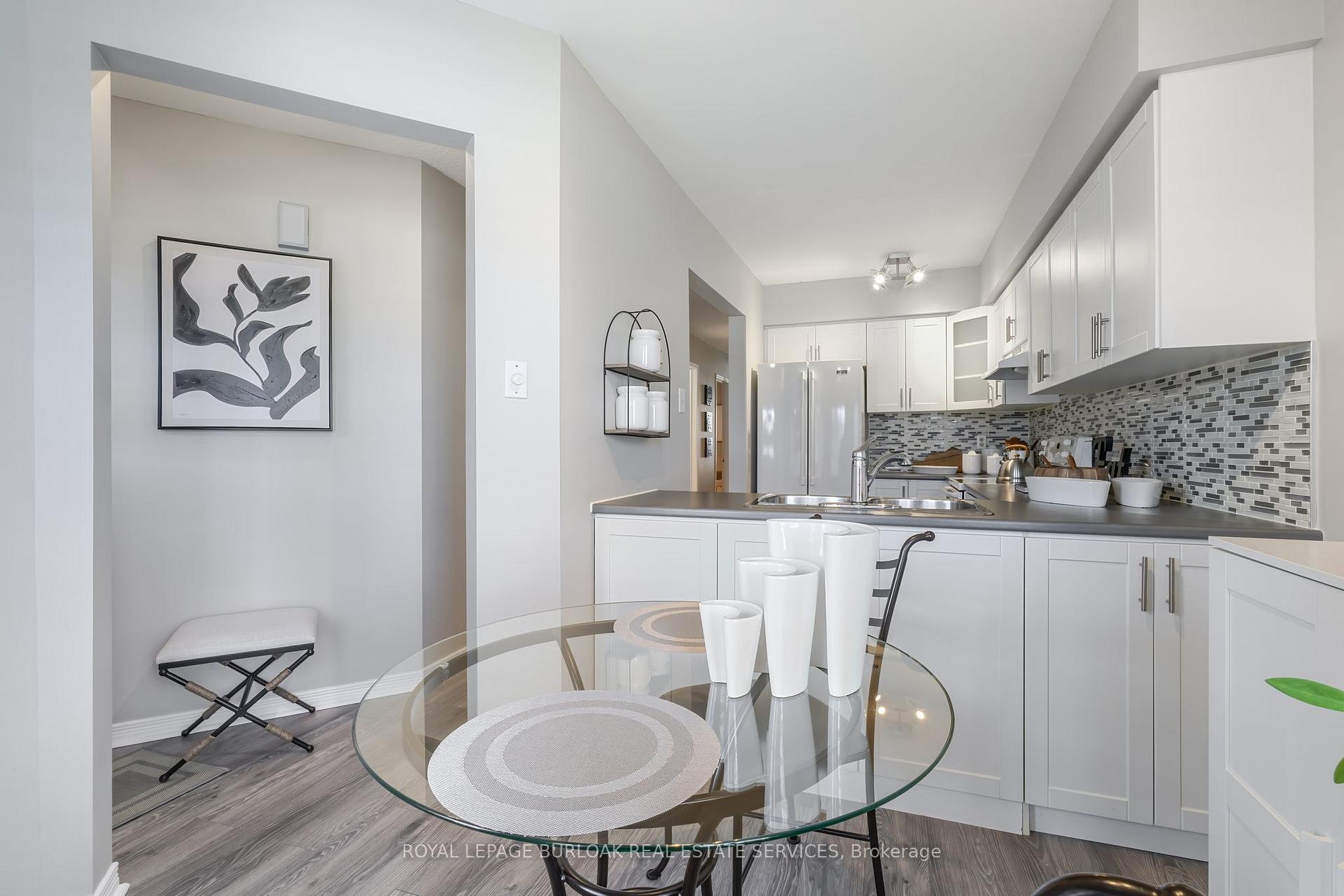2 Bedrooms Condo at 2110 Cleaver, Burlington For sale