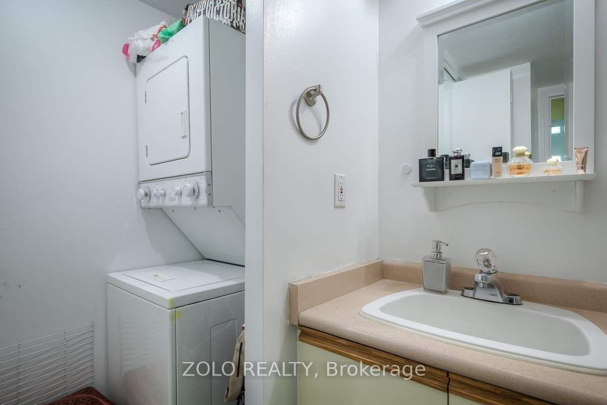 1 Bedroom Condo at 21 Overlea,  Toronto For sale