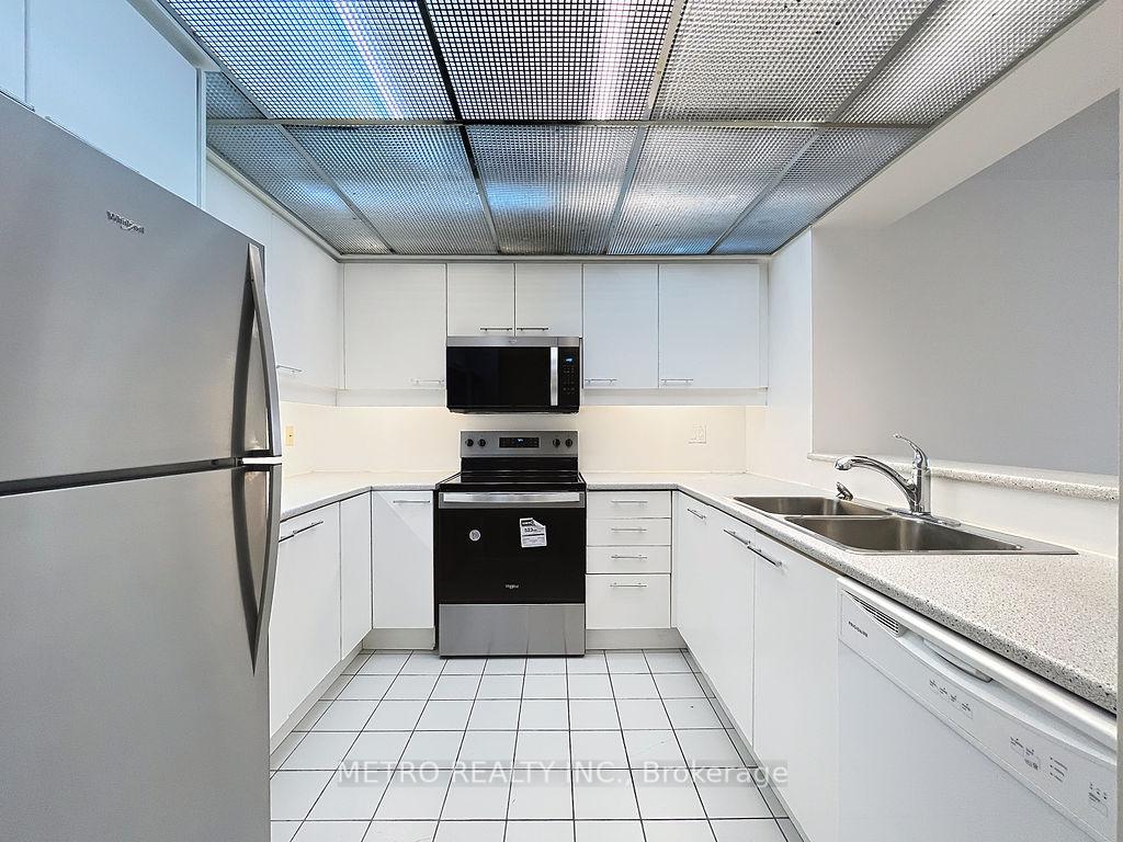 3 Bedrooms Condo at 18 Hollywood, Toronto For sale