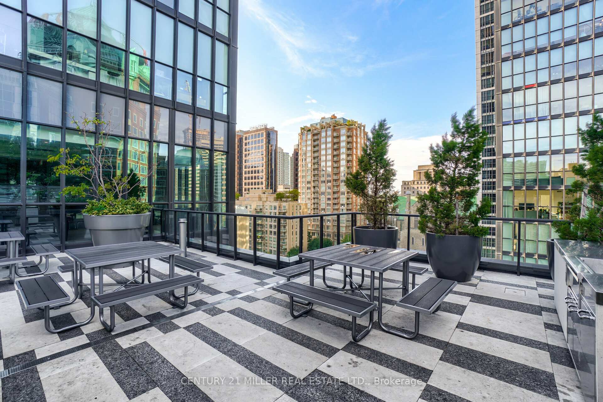 2 Bedrooms Condo at 101 Charles, Toronto For sale