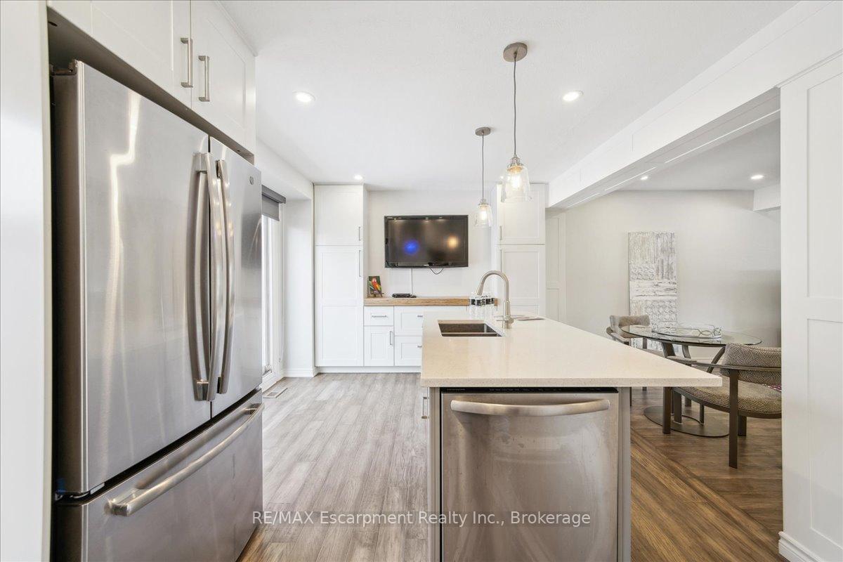 3 Bedrooms Condo at 779 Hyde,  Burlington For sale
