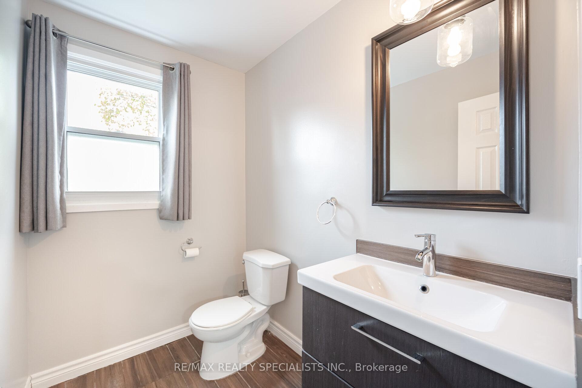 3 Bedrooms Condo at 2440 Bromsgrove, Mississauga For sale