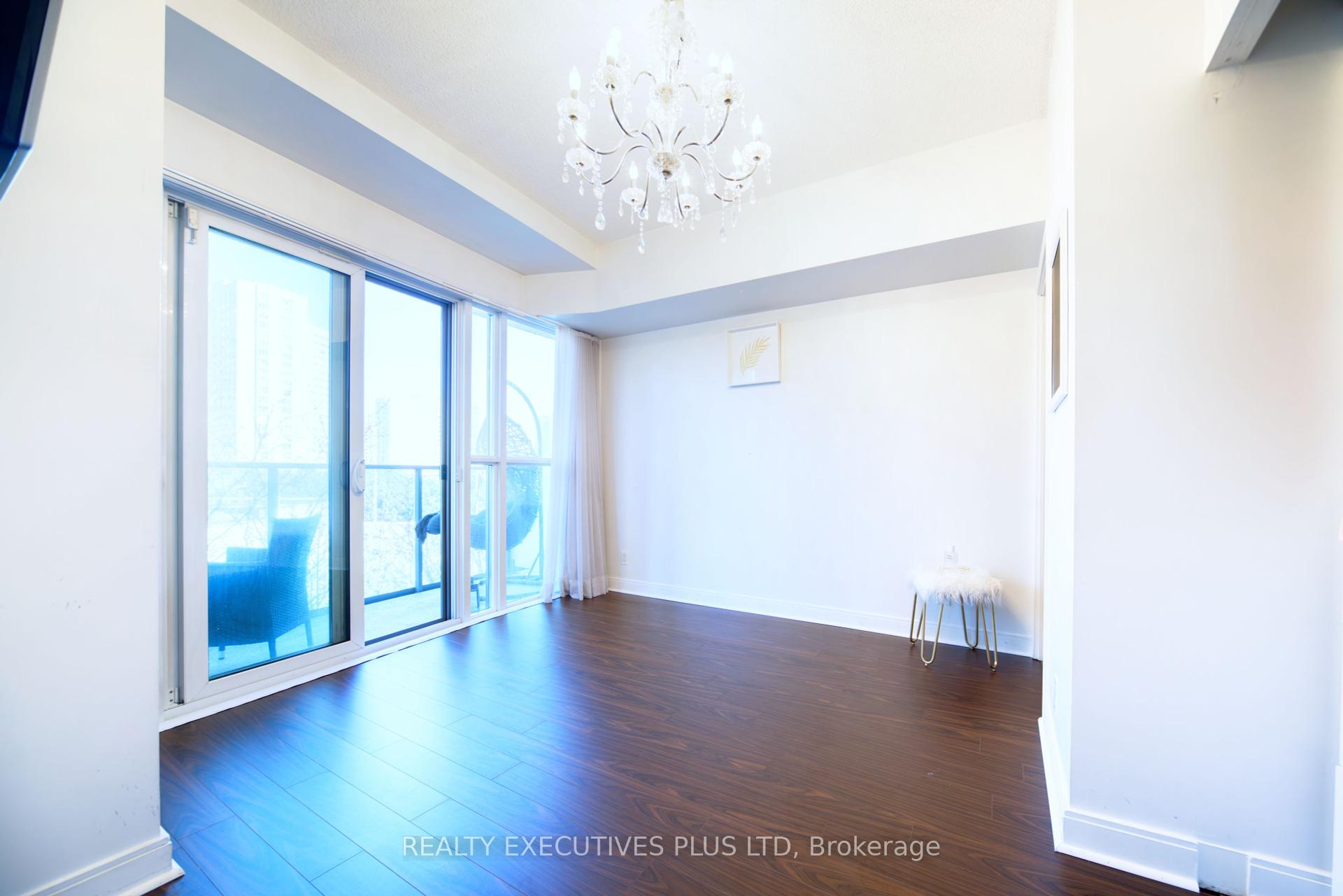 3 Bedrooms Condo at 60 Absolute, Mississauga For sale
