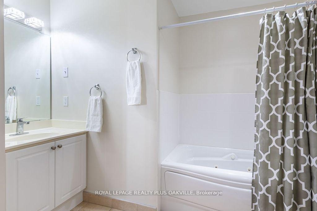 2 Bedrooms Condo at 1499 Nottinghill, Oakville For sale