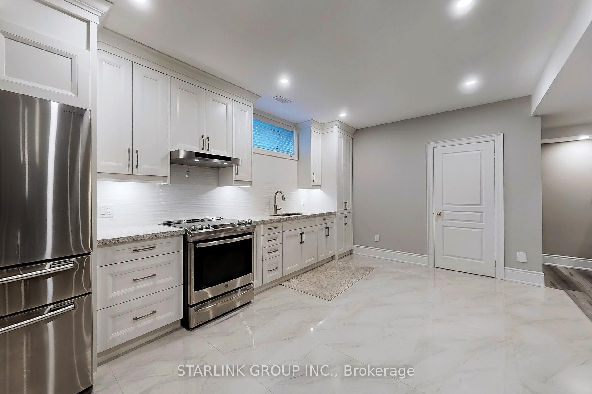 6 Bedrooms Condo at 729 Hidden Grove,  Mississauga For sale