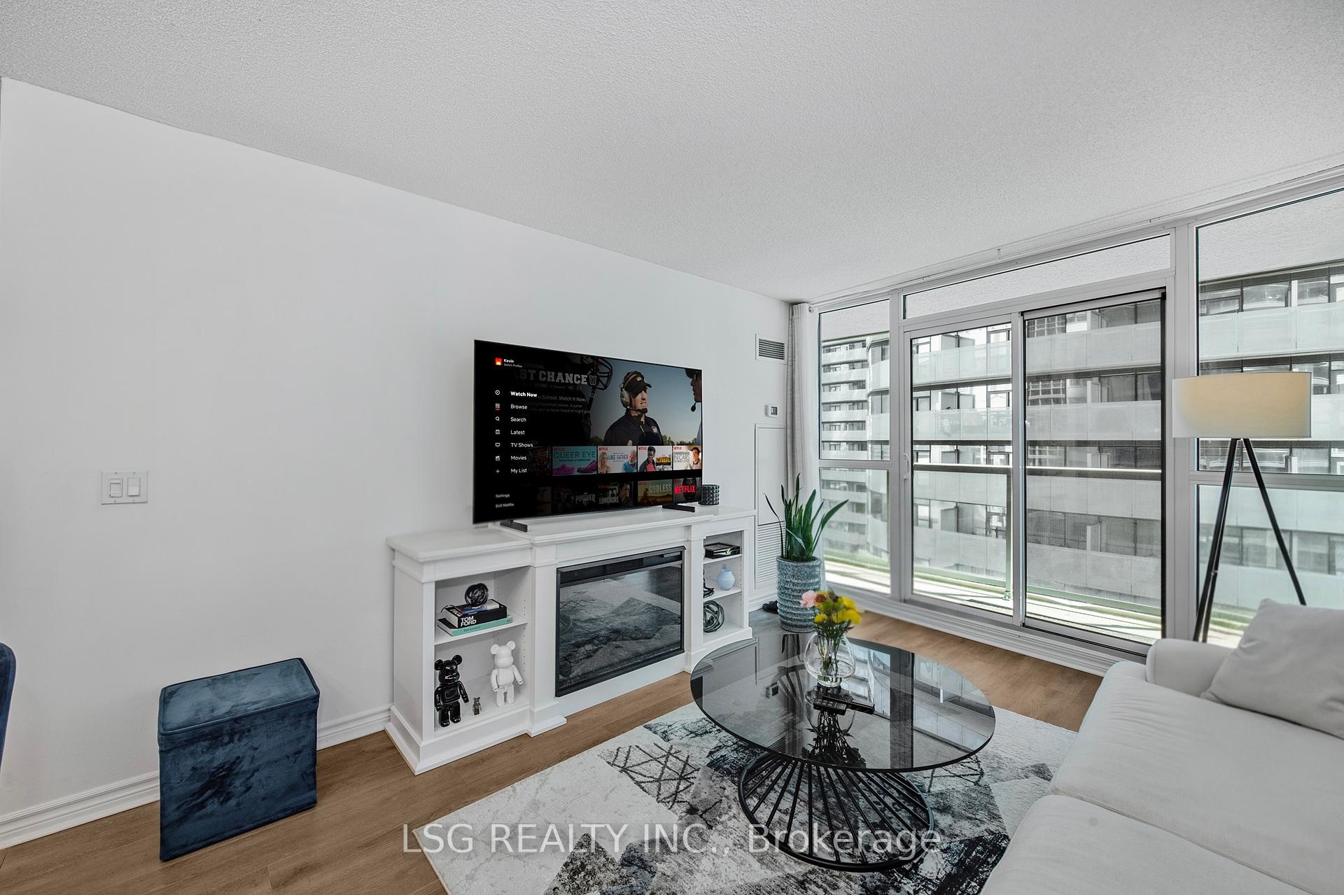 2 Bedrooms Condo at 19 Grand Trunk, Toronto For sale