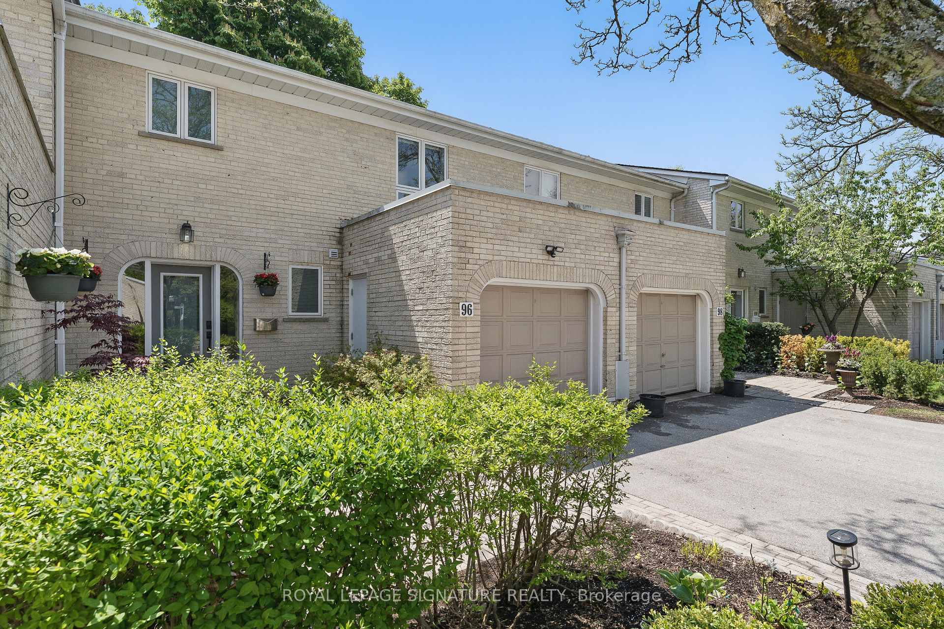 4 Bedrooms Condo at 96 Crimson Mill, Toronto For sale
