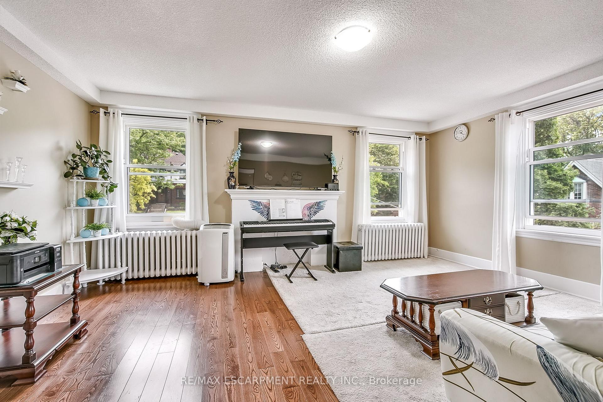 2 Bedrooms Condo at 25 Mountwood, Hamilton For sale