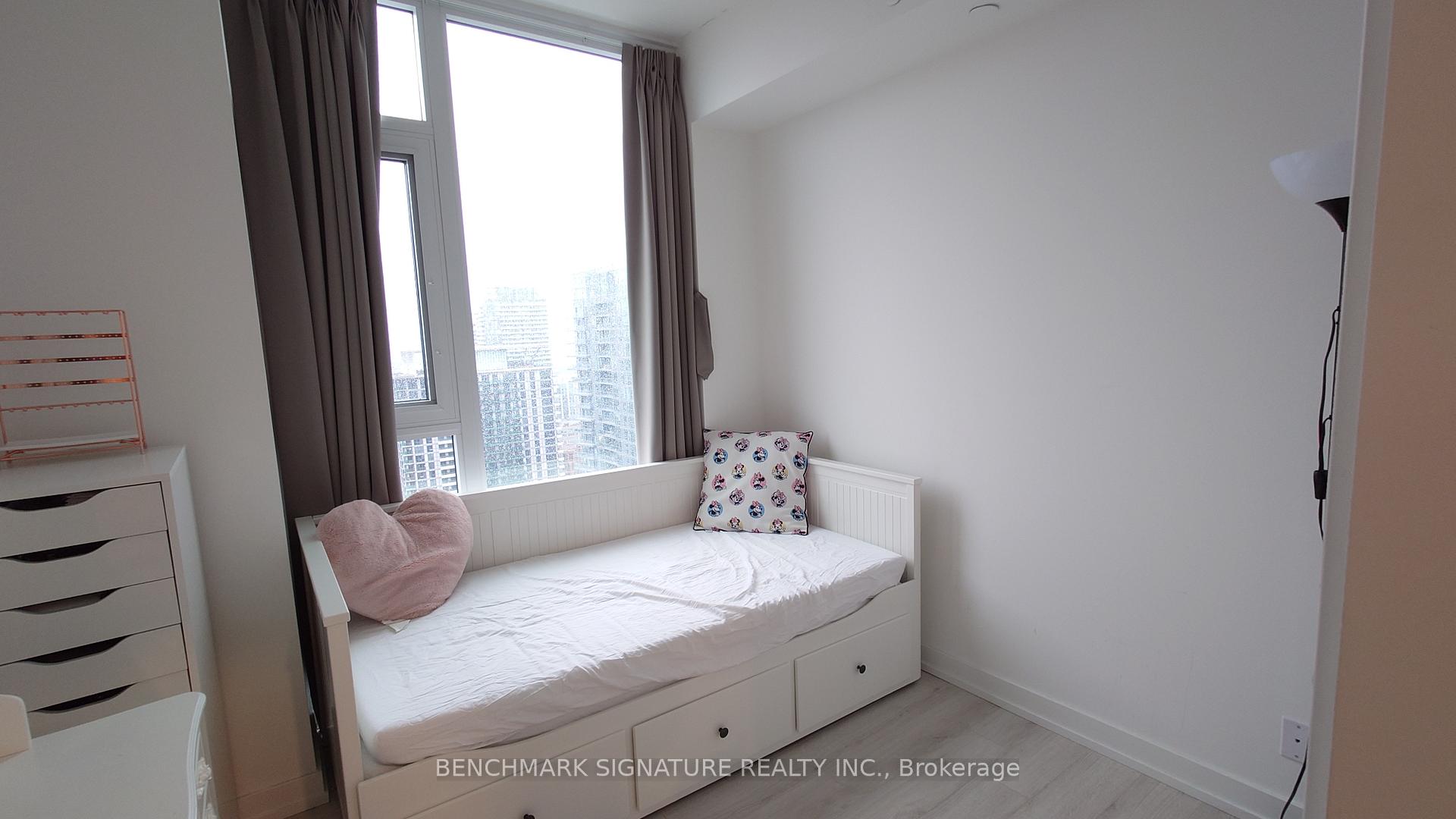 3 Bedrooms Condo at 33 Helendale, Toronto For sale