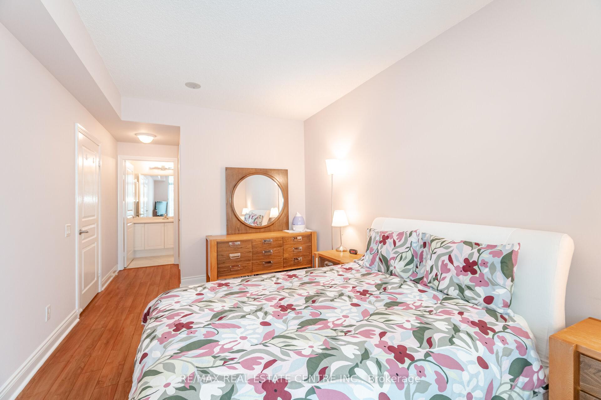 2 Bedrooms Condo at 5 Marine Parade,  Toronto For sale