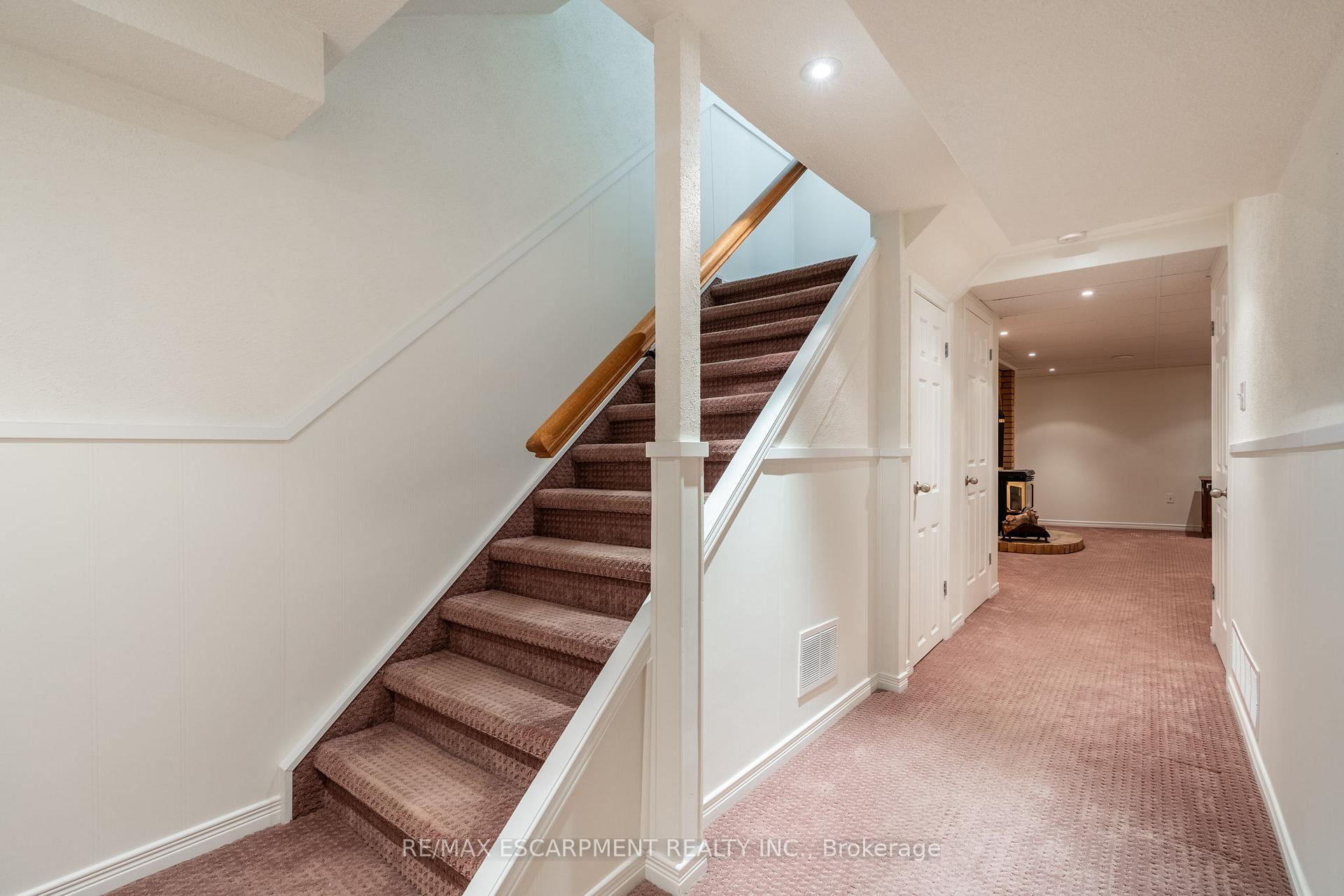 3 Bedrooms Condo at 2301 Cavendish, Burlington For sale