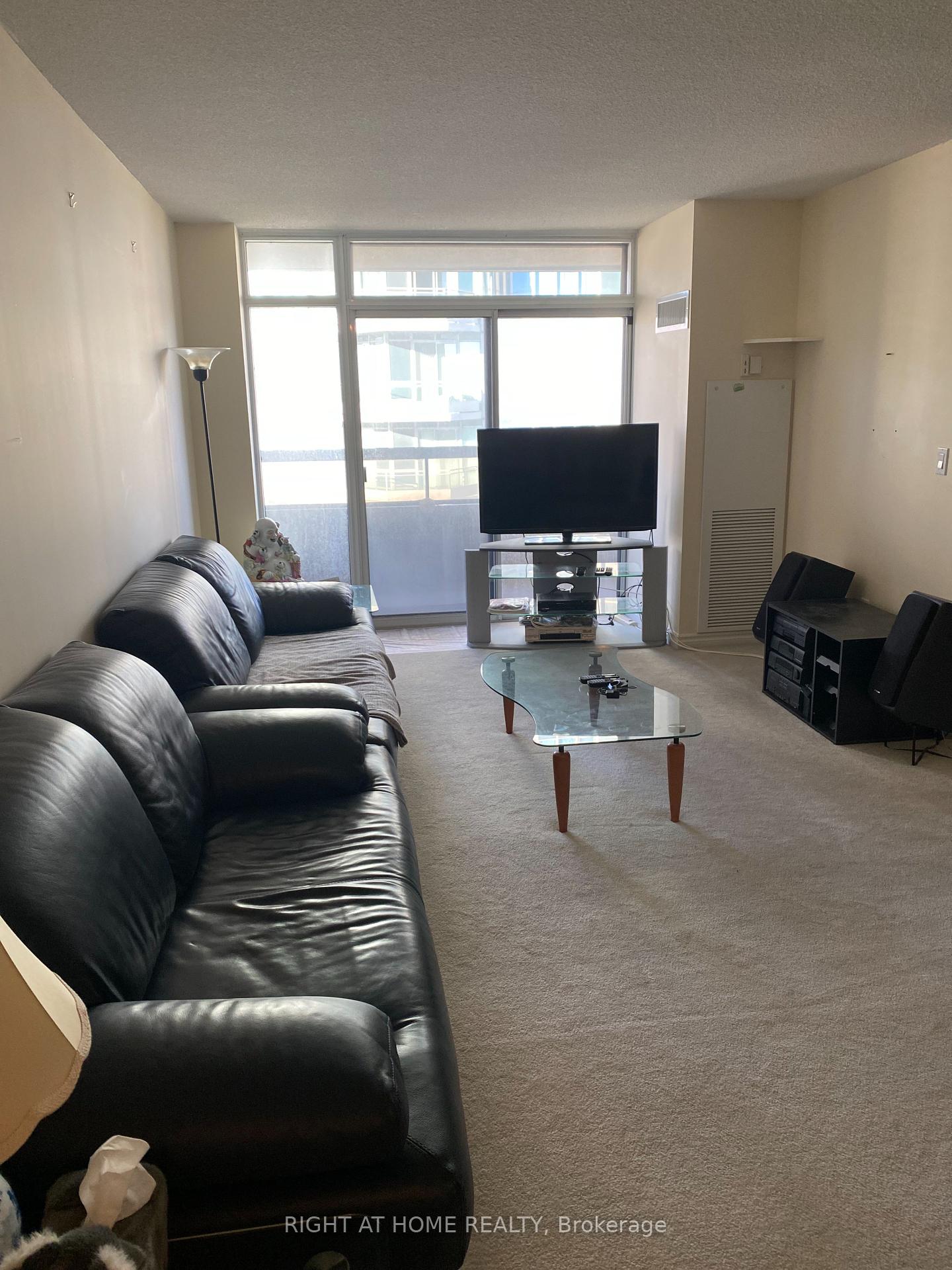 3 Bedrooms Condo at 18 Sommerset,  Toronto For sale